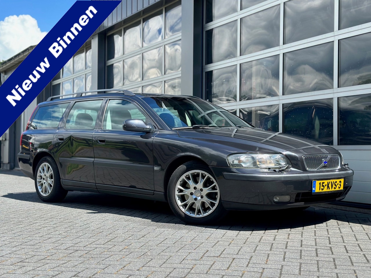 Volvo V70 - 2.3 T-5 Comfort Line | Automaat | Leer | Climate contr. | Volledig onderhouden | Trekhaak - AutoWereld.nl