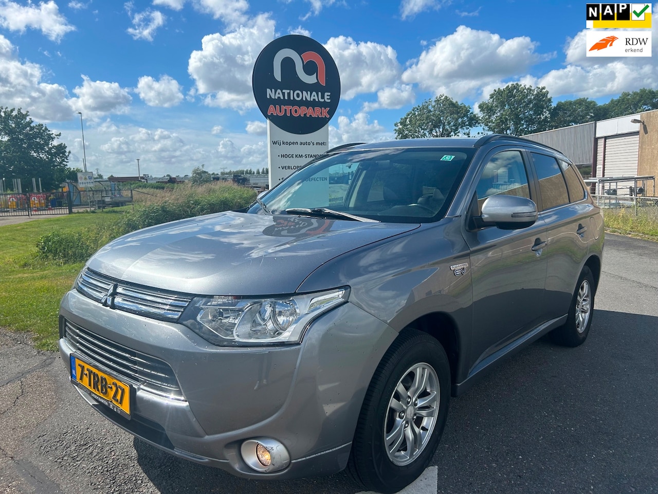 Mitsubishi Outlander - | 2014 | 2.0 PHEV Business Edition | Automaat | APK - AutoWereld.nl