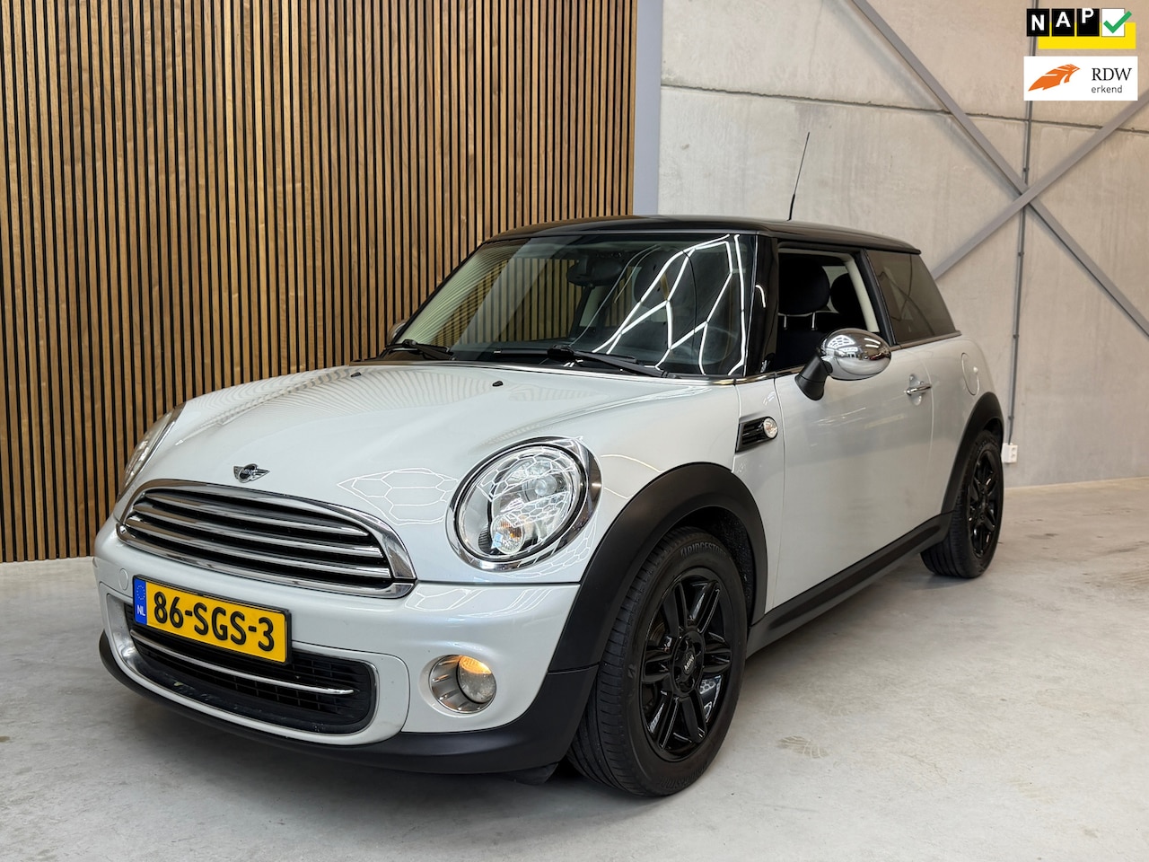 MINI 3-Deurs - 1.6 Cooper 10 Years II | UNIEK PARELMOER ZILVER | GOED ONDERHOUDEN | - AutoWereld.nl