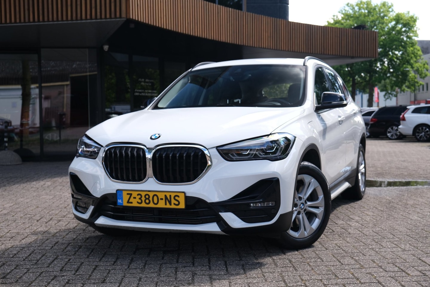 BMW X1 - XDrive25e High Executive|Rijklaar!|Camera|Trekhaak|LED|Keyless|Stoelverwarming|Clima|Cruis - AutoWereld.nl