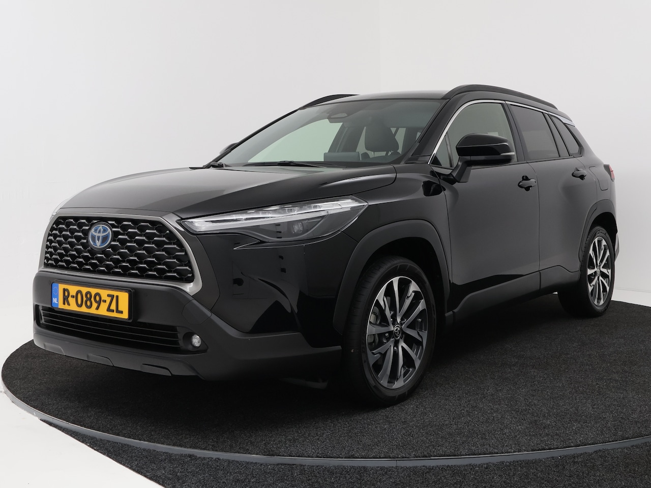 Toyota Corolla Cross - 2.0 High Power Hybrid First Edition | Navigatie | PDC | Half leder | - AutoWereld.nl