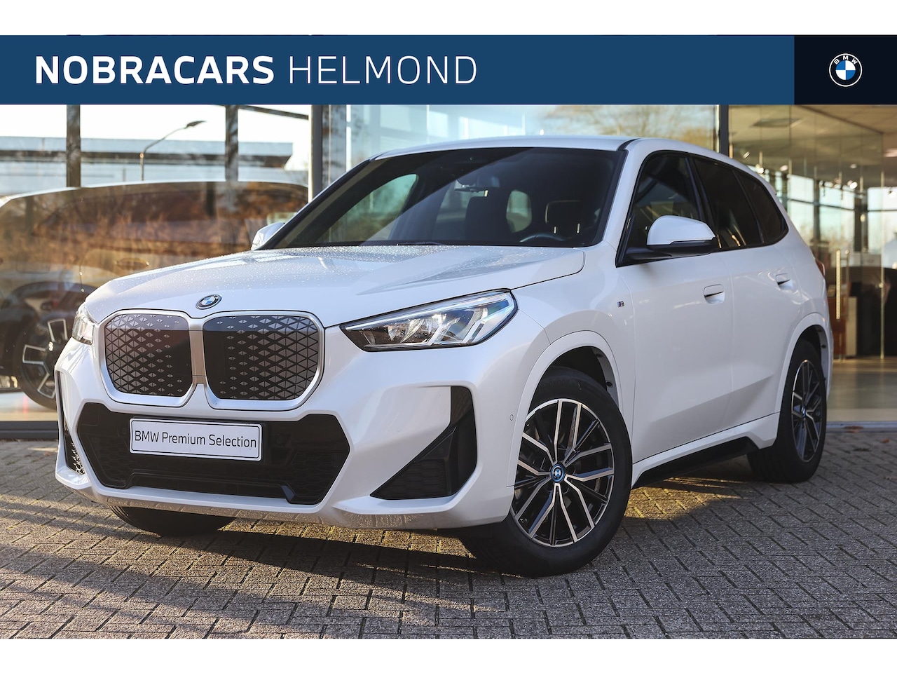 BMW iX1 - xDrive30 M Sport / Sportstoelen / Achteruitrijcamera / M Adaptief onderstel / Stoelverwarm - AutoWereld.nl