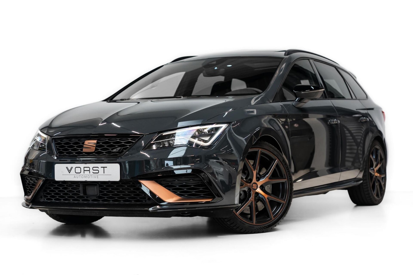 SEAT Leon ST - 2.0 TSI 4DRIVE CUPRA R Carbon Beats Pano Vol - AutoWereld.nl