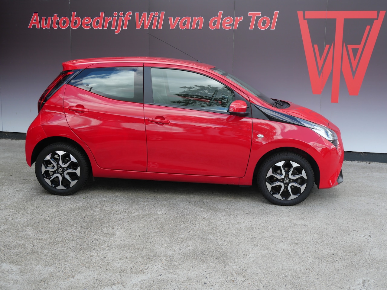 Toyota Aygo - 1.0 VVT-i X-PLAY | CAMERA | CARPLAY | NAVIGATIE | ALL-SEASON | APK 03-2027!! - AutoWereld.nl