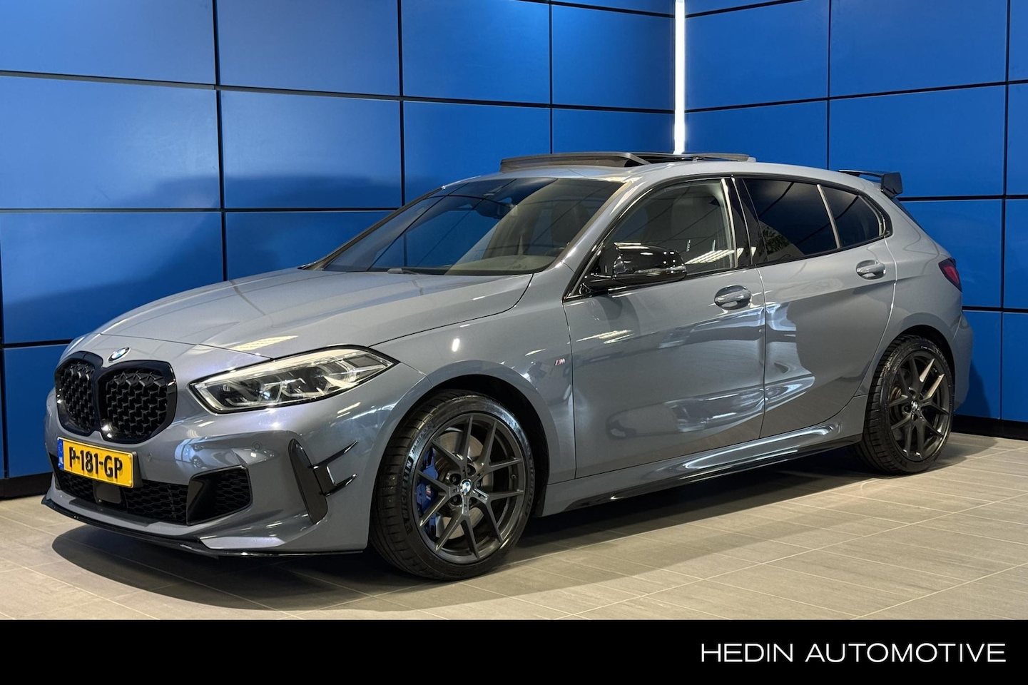 BMW 1-serie - M135i xDrive High Executive Panoramadak|stoelverwarming|achteruitrijcamera|AGR stoelen - AutoWereld.nl