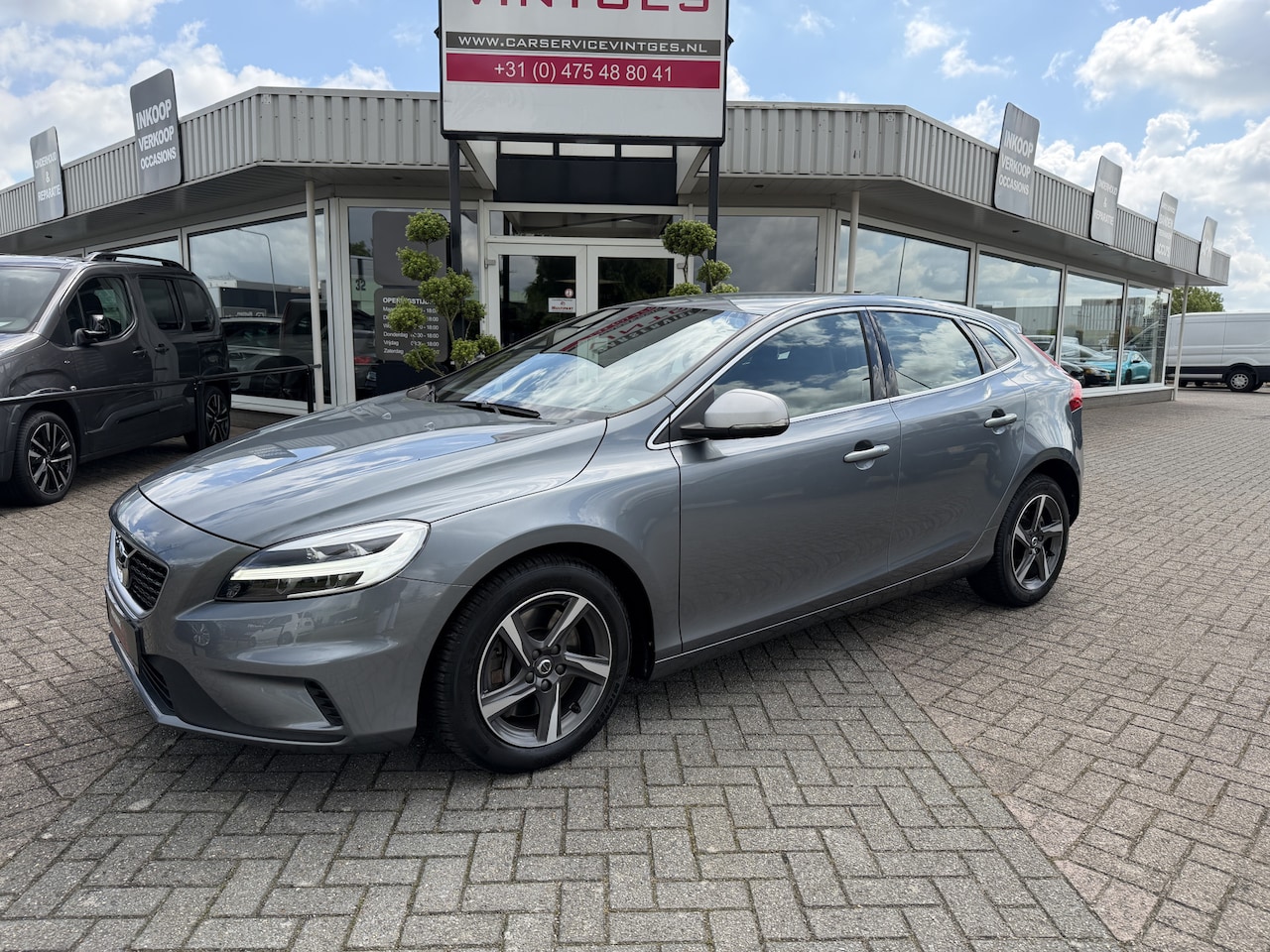 Volvo V40 - Volvo 2.0 D2 R-Design Automaat | Uniek lage km-stand | Navi | Climate | LED - AutoWereld.nl