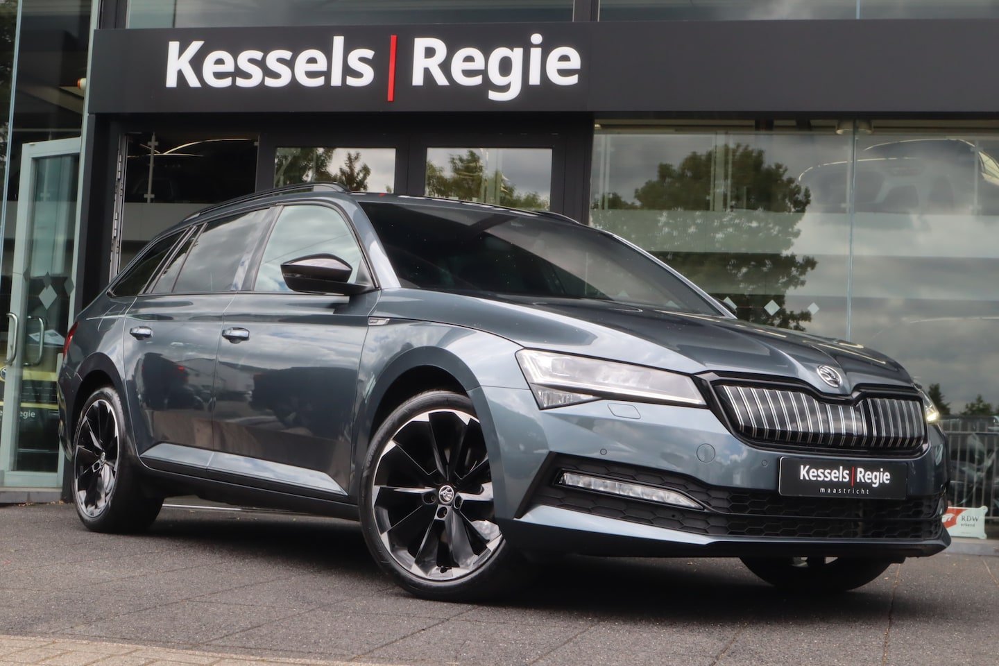 Skoda Superb Combi - 1.4 TSI iV Sportline | Memory | ACC | Trekhaak | 19" | Canton | Camera | Matrix | Bliss | - AutoWereld.nl