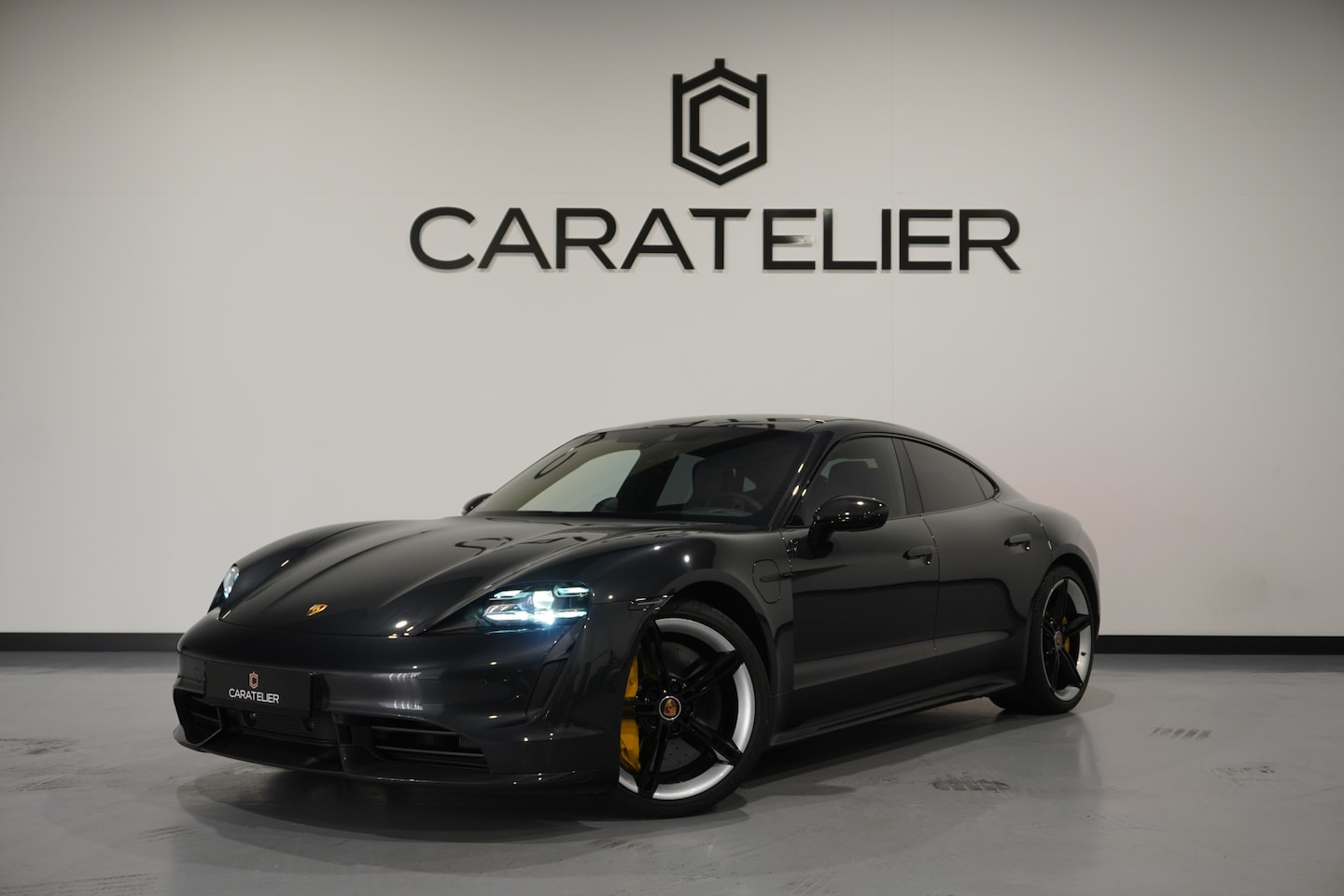 Porsche Taycan - Turbo S / Ceramic Brake / Full Carbon / 93kwh / Accu 92,6% / Stinger - AutoWereld.nl