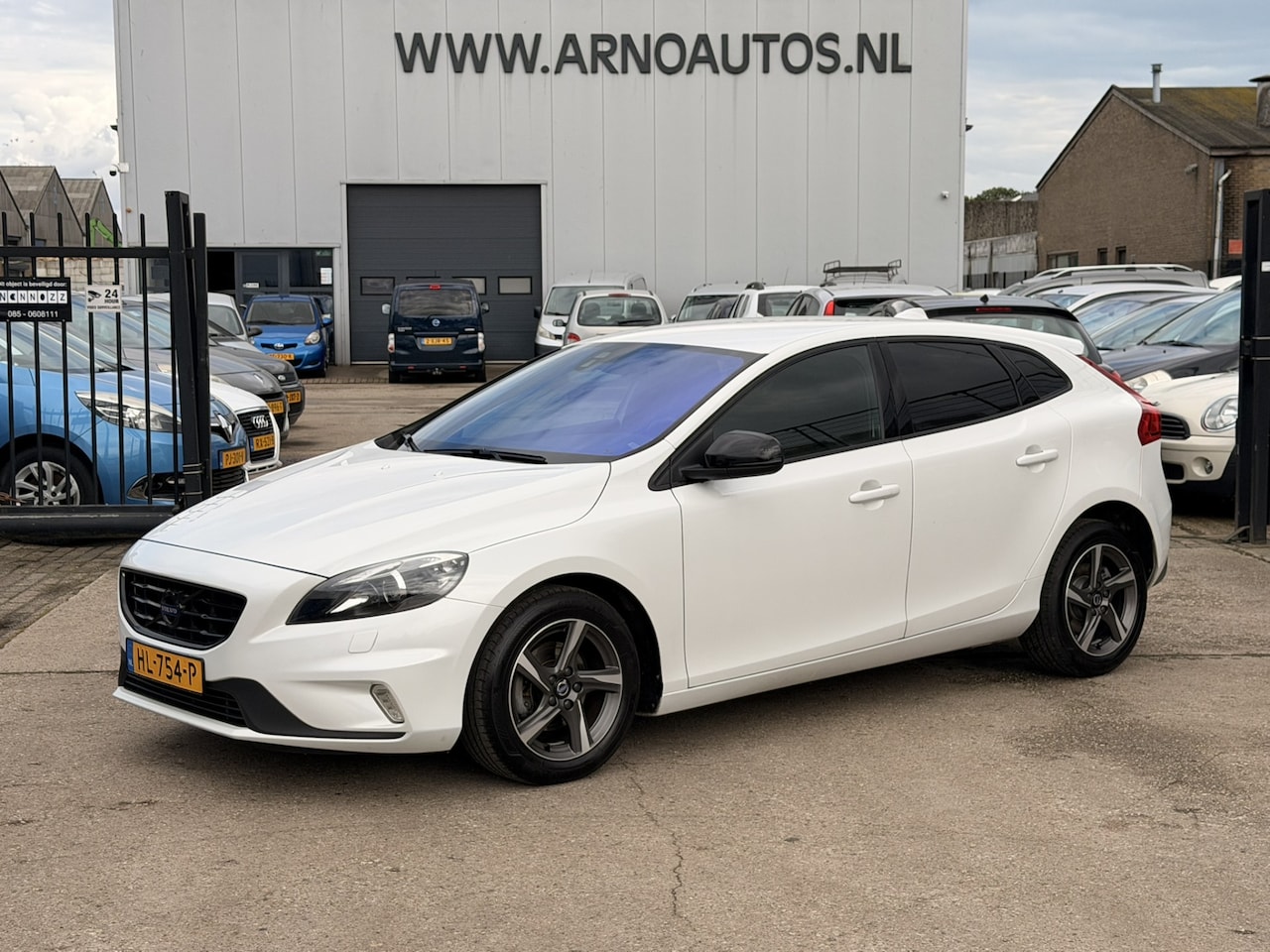 Volvo V40 - 2.0 D2 R-Design Business 2.0 D2 120 PK R-Design Business, EURO 6, 6-BAK, AIRCO(CLIMA), LEDER-/ALCANTARA INTERIEUR, - AutoWereld.nl