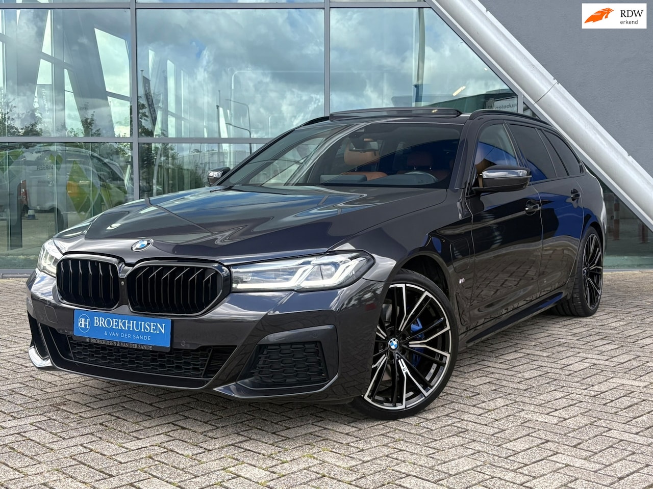 BMW 5-serie Touring - 530e xDrive High Executive M-sport 292pk Schuifdak / Trekhaak / 360 Camera - AutoWereld.nl