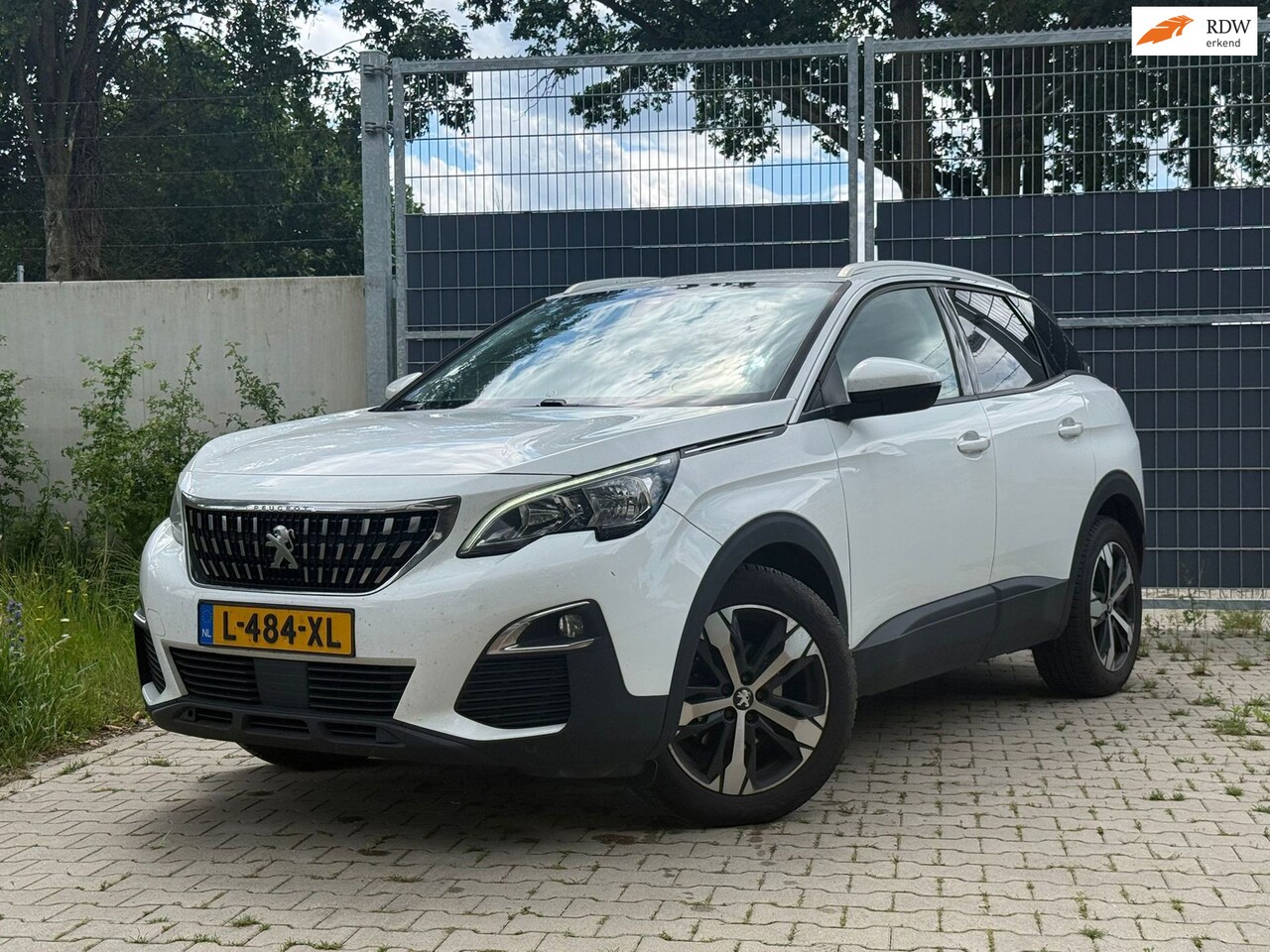Peugeot 3008 - 1.2 PureTech Allure *EXPORT ONLY* Navigatie/Trekhaak/Camera - AutoWereld.nl