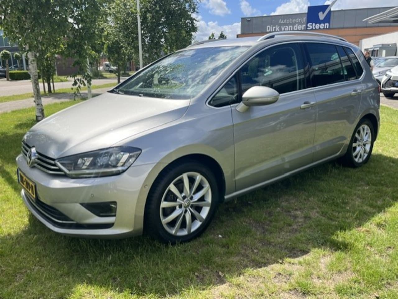 Volkswagen Golf Sportsvan - 1.4 TSI Connected Series | Adaptive Cruise Control | Achteruitrijcamera | Stoelverwarming - AutoWereld.nl