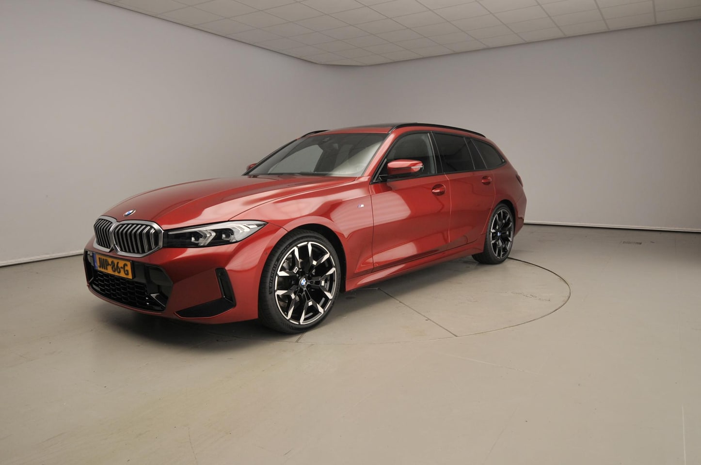 BMW 3-serie Touring - 318i | M-Sportpakket | LED | Navigatie | Panoramadak | Trekhaak | Stoelverwarming | DAB | - AutoWereld.nl