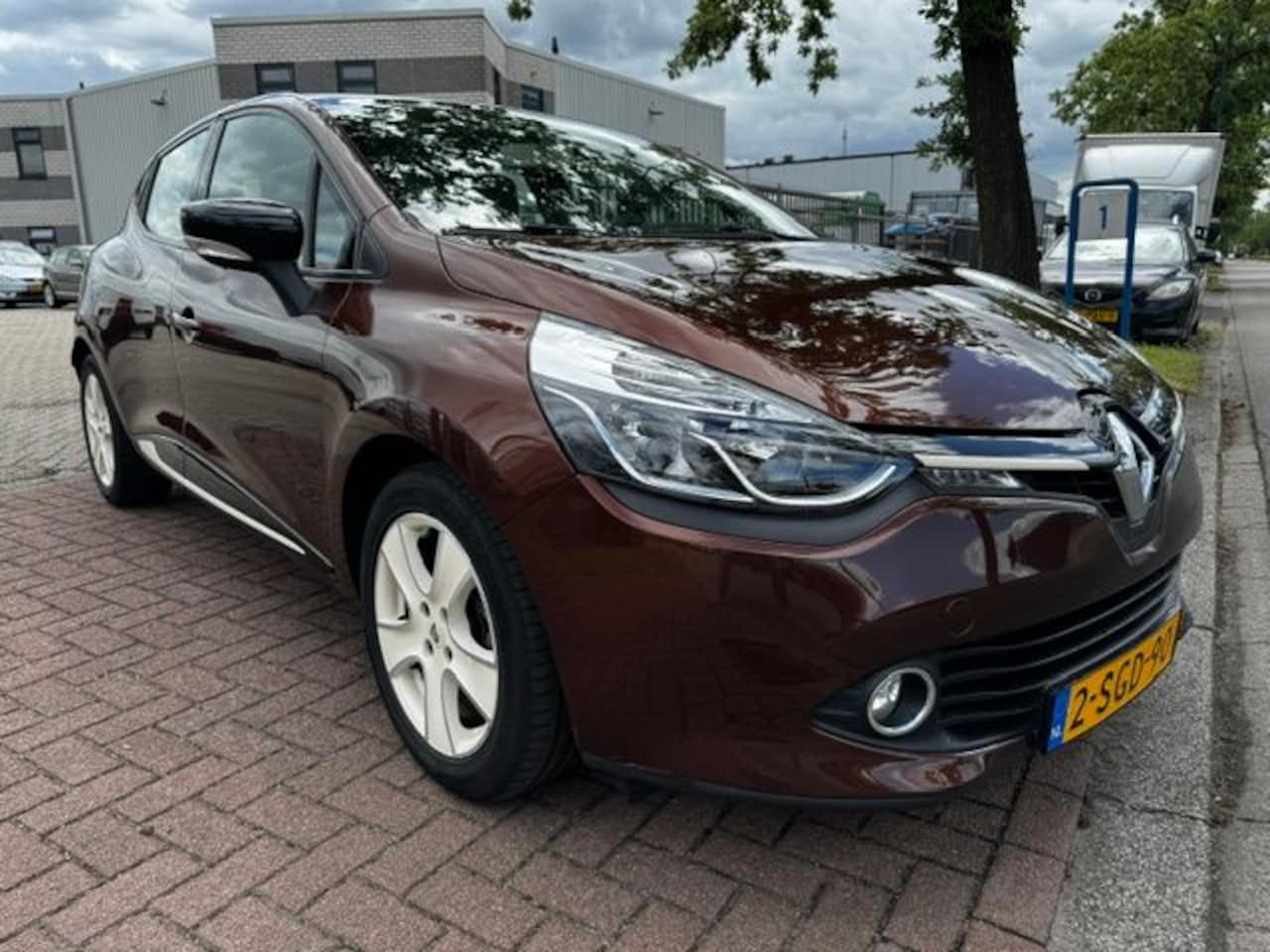 Renault Clio - 0.9 TCe 5deurs Expression Edition Brun Airco,Cruisecontrol,Navigatie - AutoWereld.nl