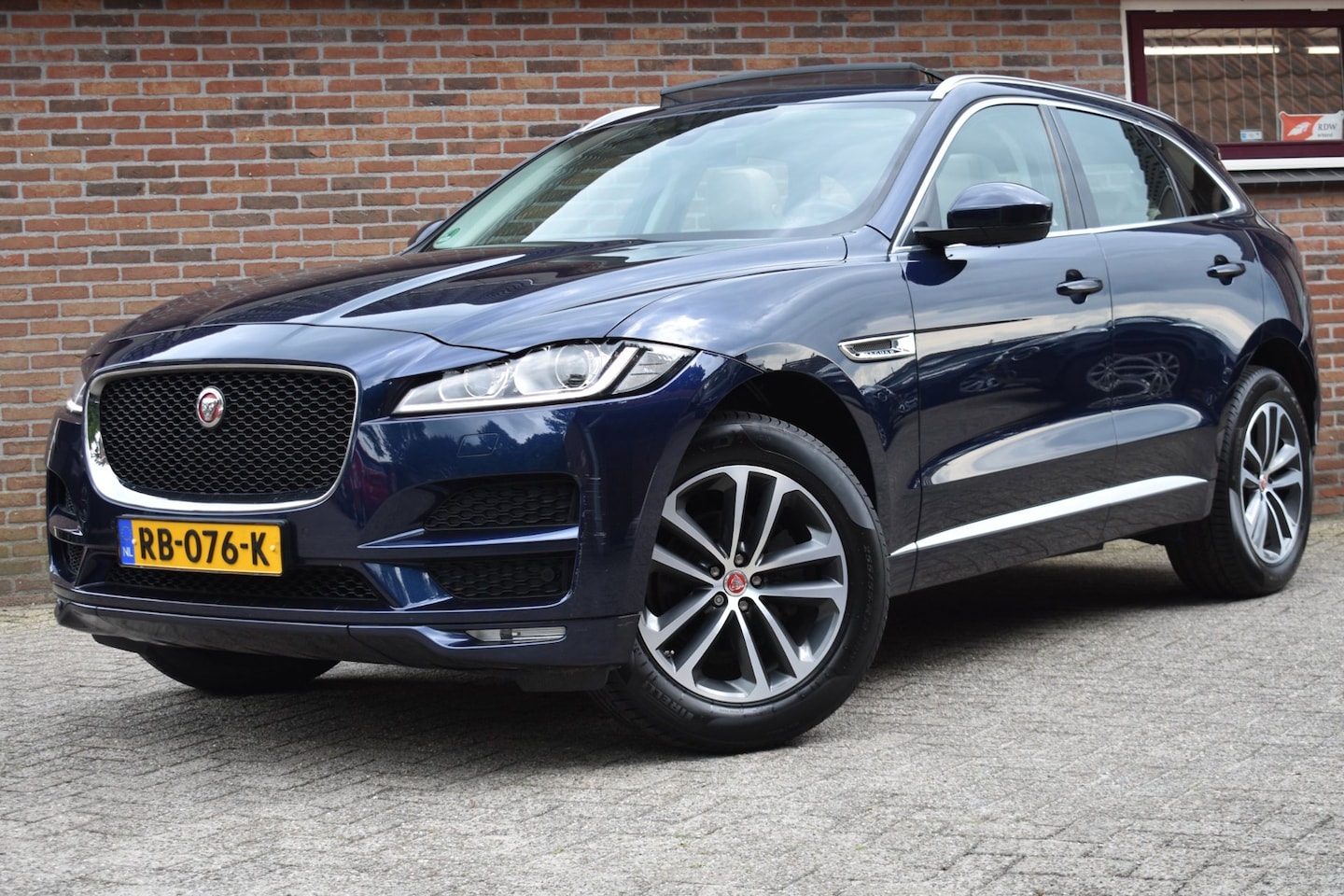 Jaguar F-Pace - 2.0 Portfolio AWD 20d '17 Pano Xenon Clima Navi Cruise Inruil mogelijk - AutoWereld.nl