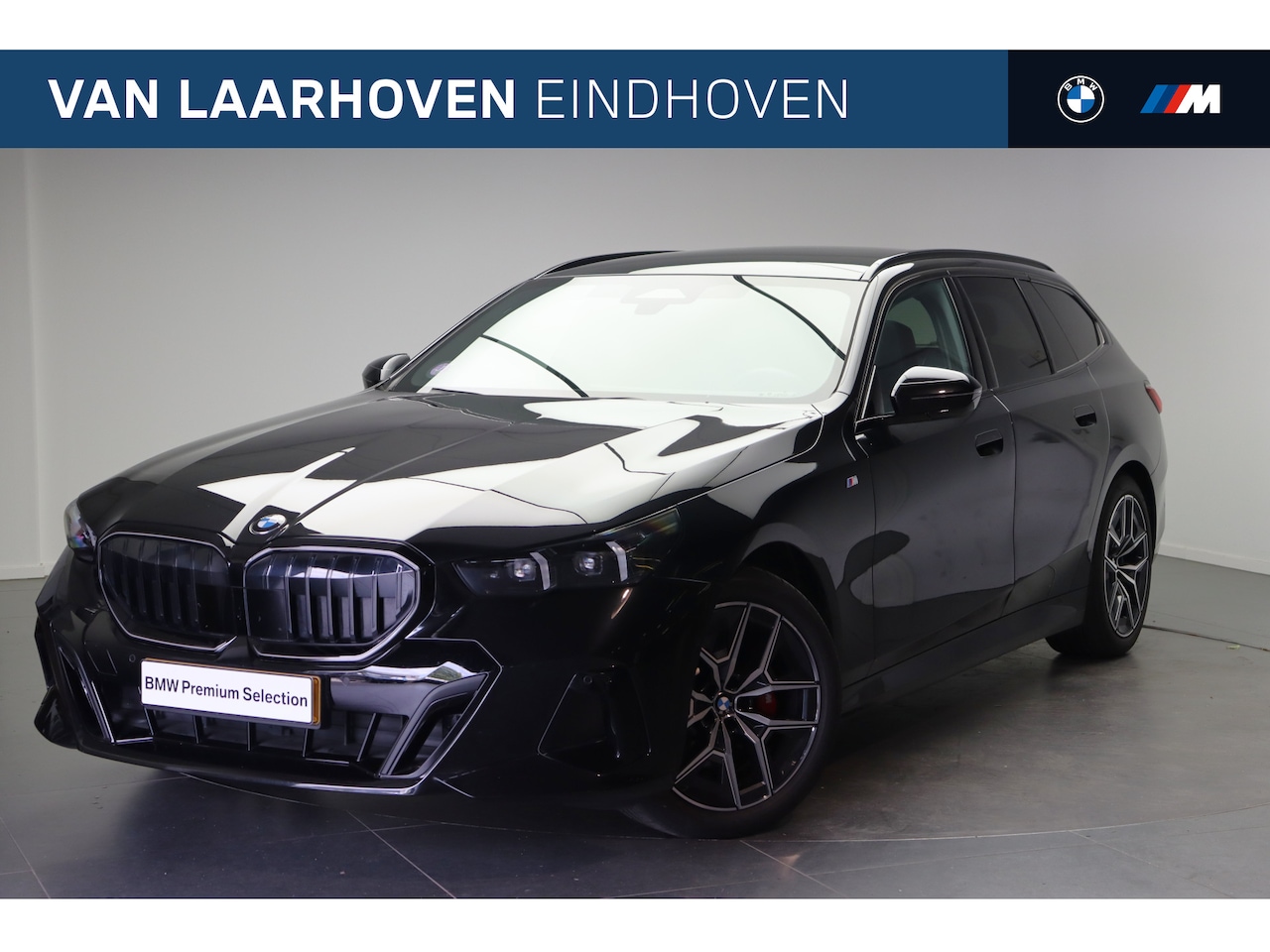 BMW 5-serie Touring - 520i M Sport Automaat / Trekhaak / Panoramadak / Comfortstoelen / Comfort Access / Achteru - AutoWereld.nl