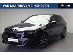 BMW 5-serie Touring - 520i M Sport Automaat / Trekhaak / Panoramadak / Comfortstoelen / Comfort Access / Achteru