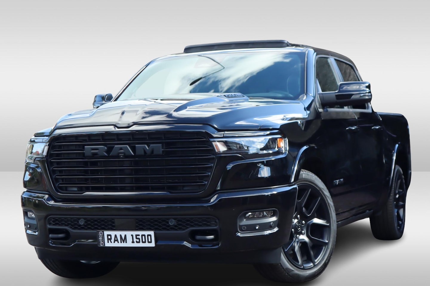 Dodge Ram 1500 - 2025 3.0L HURRICANE LARAMIE Night Premium | BPM VRIJ | NIEUW | Panoramadak | Luchtvering - AutoWereld.nl