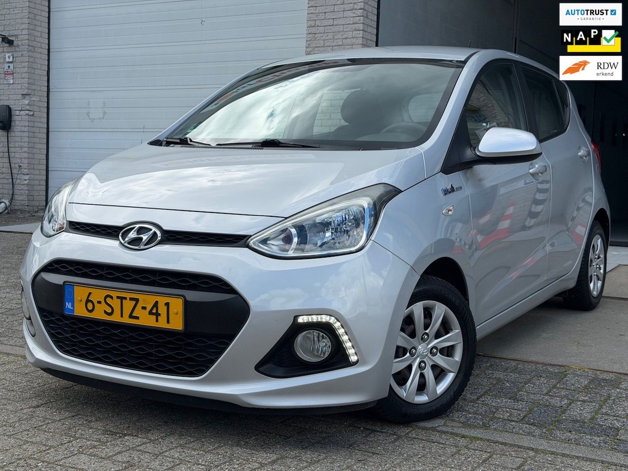 Hyundai i10 - 1.0i i-Motion Comfort Plus/ nap/ 2e EIG/ dealeronderhouden/ 1jaar apk/ volle opties/ zeer - AutoWereld.nl