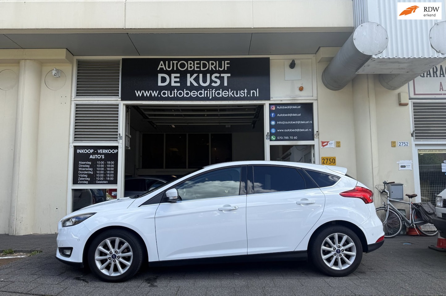 Ford Focus - 1.0 2017 KeylessGo Navi PDC Airco - AutoWereld.nl