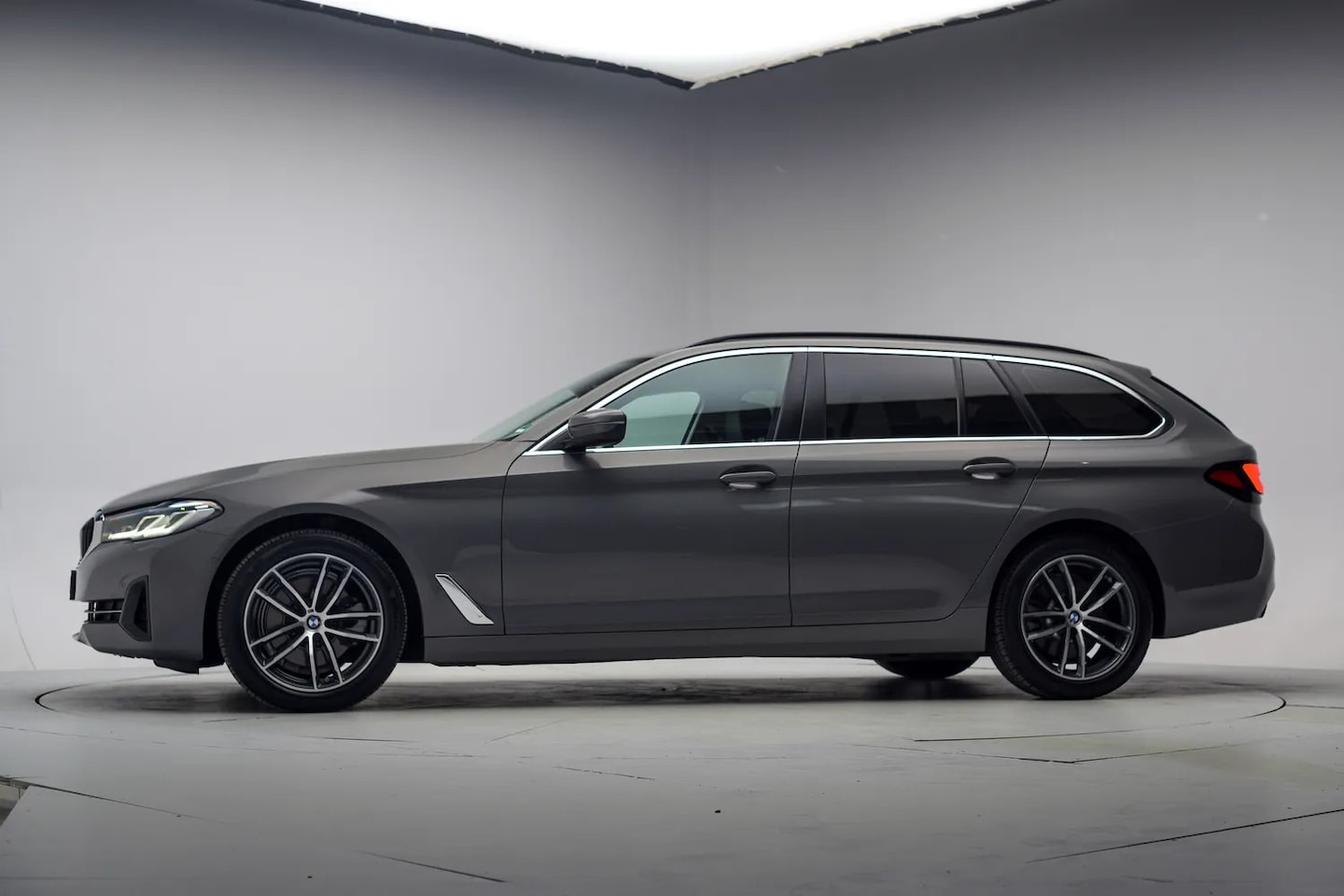 BMW 5-serie Touring - 520i Business Edition+ Aut. [ LED Apple/Android Leder Stoelverwarming Nav prof ] - AutoWereld.nl