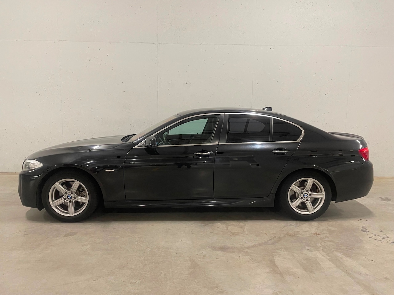 BMW 5-serie - 523i High Executive M-pakket Navi Leer Clima Cruise - AutoWereld.nl