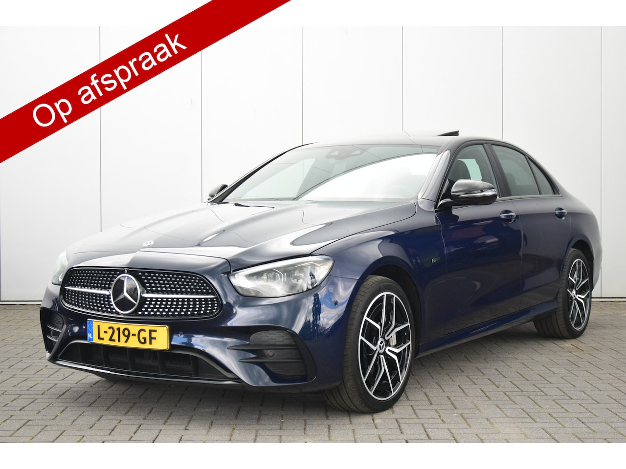 Mercedes-Benz E-klasse - 300 e 4MATIC AMG Line Camera/360 Schuifdak Sportstoelen/Verwarmd Digi/Cockpit - AutoWereld.nl
