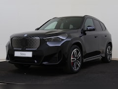 BMW iX1 - eDrive20 M Sport / Panoramadak / Achteruitrijcamera / Sportstoelen / M Adaptief onderstel