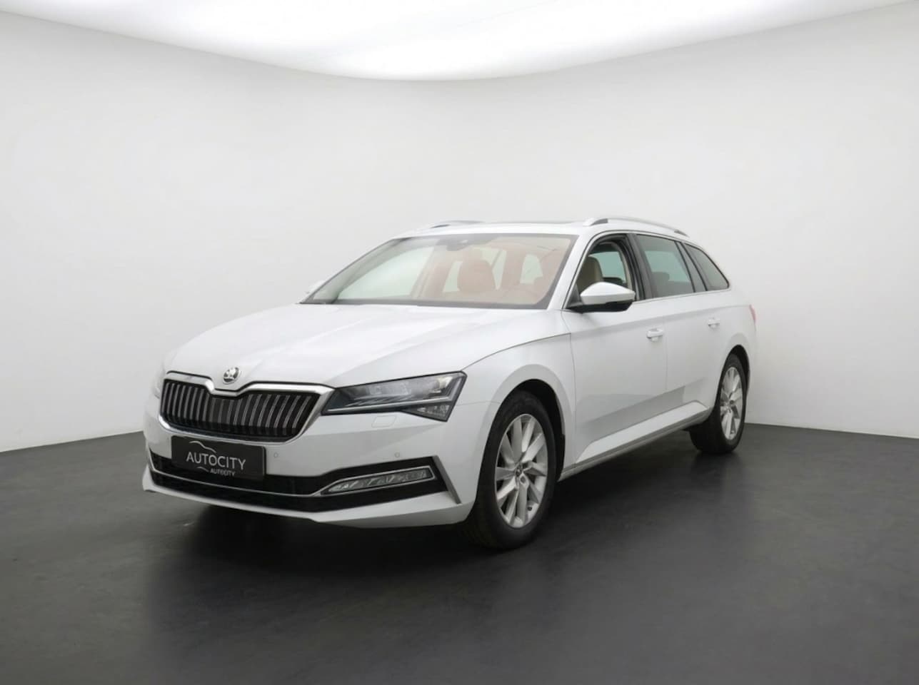 Skoda Superb Combi - Style iV PHEV | Pano | Matrix LED | CANTON Sound | Memory - AutoWereld.nl