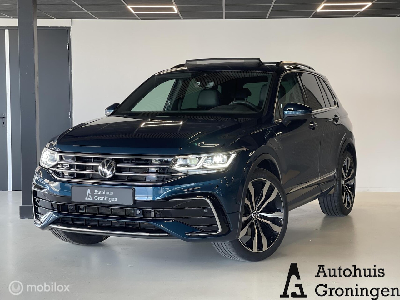 Volkswagen Tiguan - eHybrid R-Line | Head-Up | Pano | Leder | Trekhaak | 59.000 KM - AutoWereld.nl
