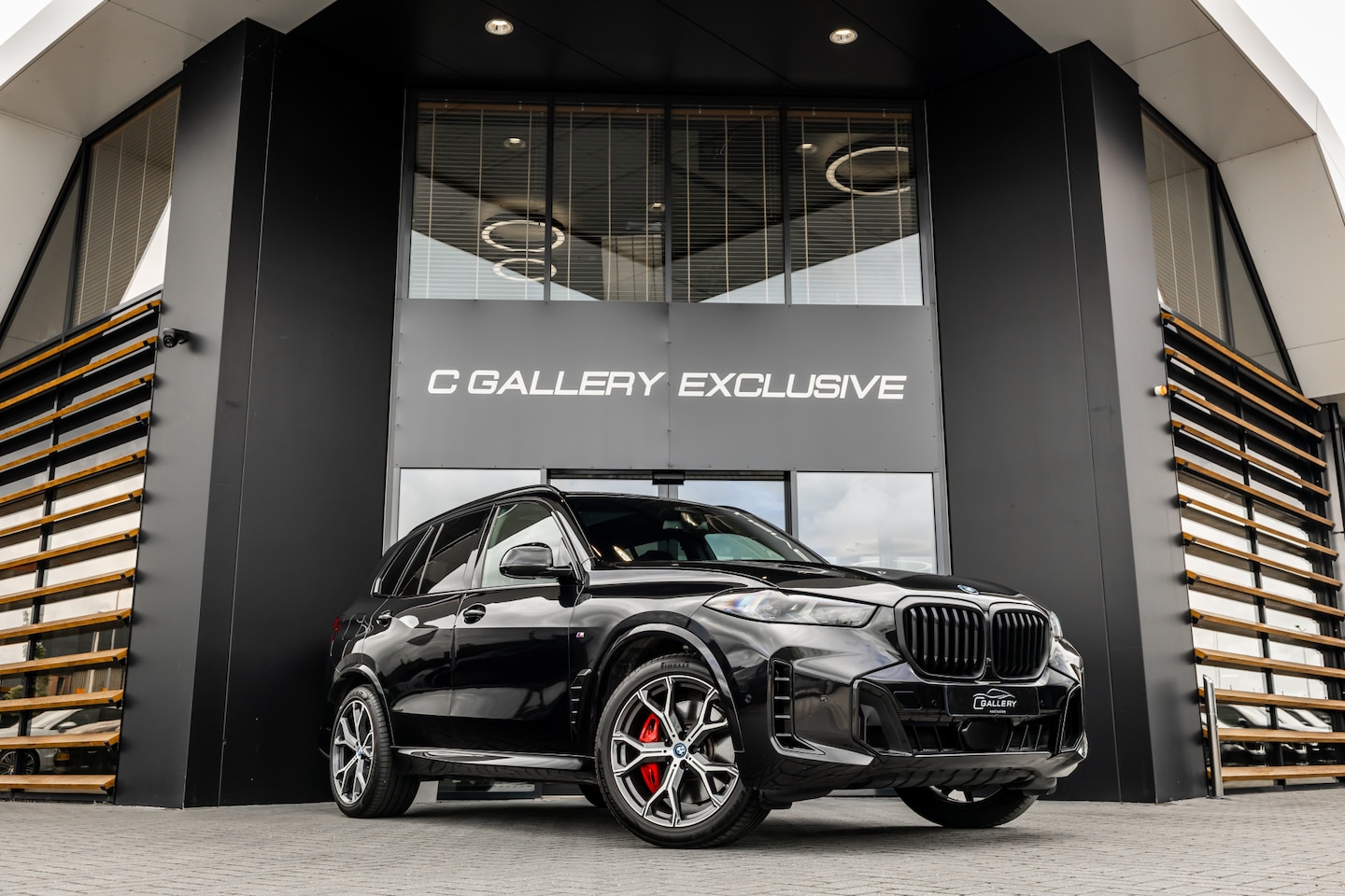 BMW X5 - xDrive50e - M Sport Pro | Skylounge | B&W | Kuipstoelen | Luchtvering - AutoWereld.nl