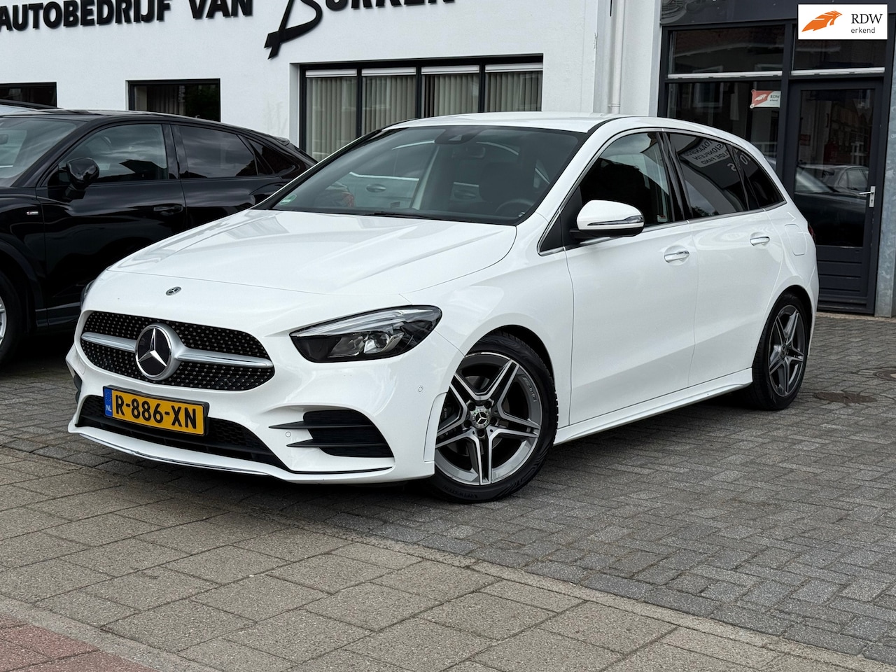 Mercedes-Benz B-klasse - 180 Business Solution AMG 180 Business Solution AMG, Stoelverwarming, Trekhaak, Elekt. klep - AutoWereld.nl