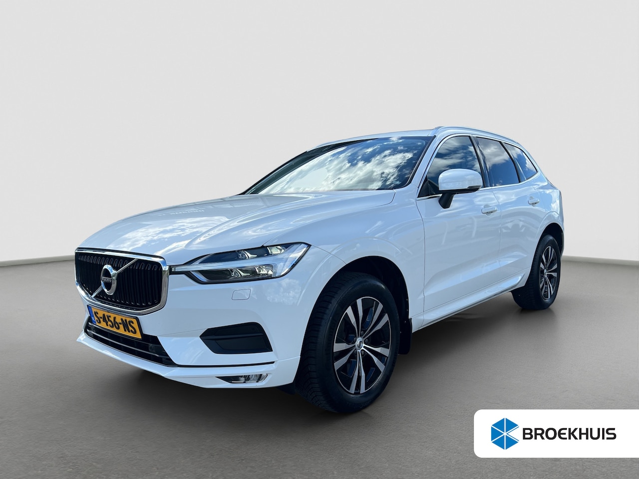 Volvo XC60 - 2.0 B5 Momentum Pro | Wegklapbare trekhaak | Camera | Stoelverwarming | Stuurverwarming | - AutoWereld.nl