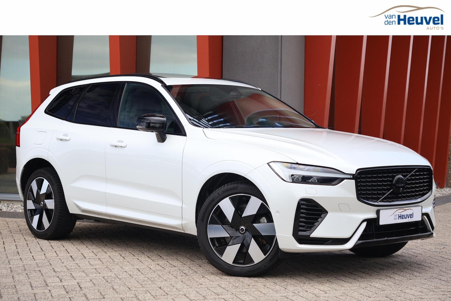 Volvo XC60 - T6 Recharge AWD Ultimate Dark | Stoelverwarming | Trekhaak | Leder | Panoramadak | H/K | 3 - AutoWereld.nl