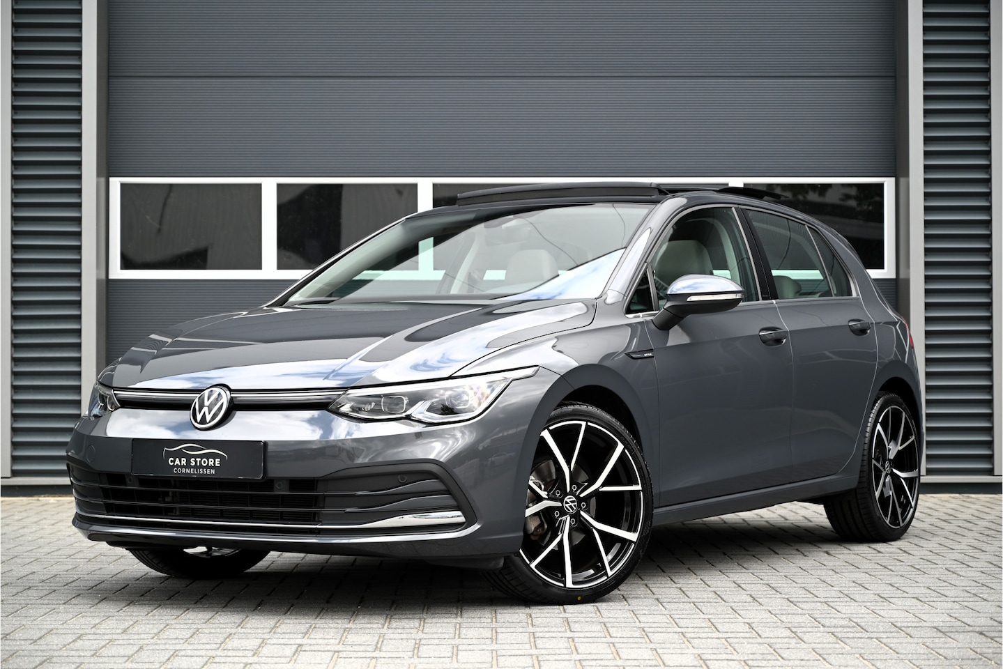Volkswagen Golf - 1.5 eTSI / PANO / MEMORY / MASSAGE / LED / SFEERVERLICHTING / ACC / DOLPHIN GREY - AutoWereld.nl