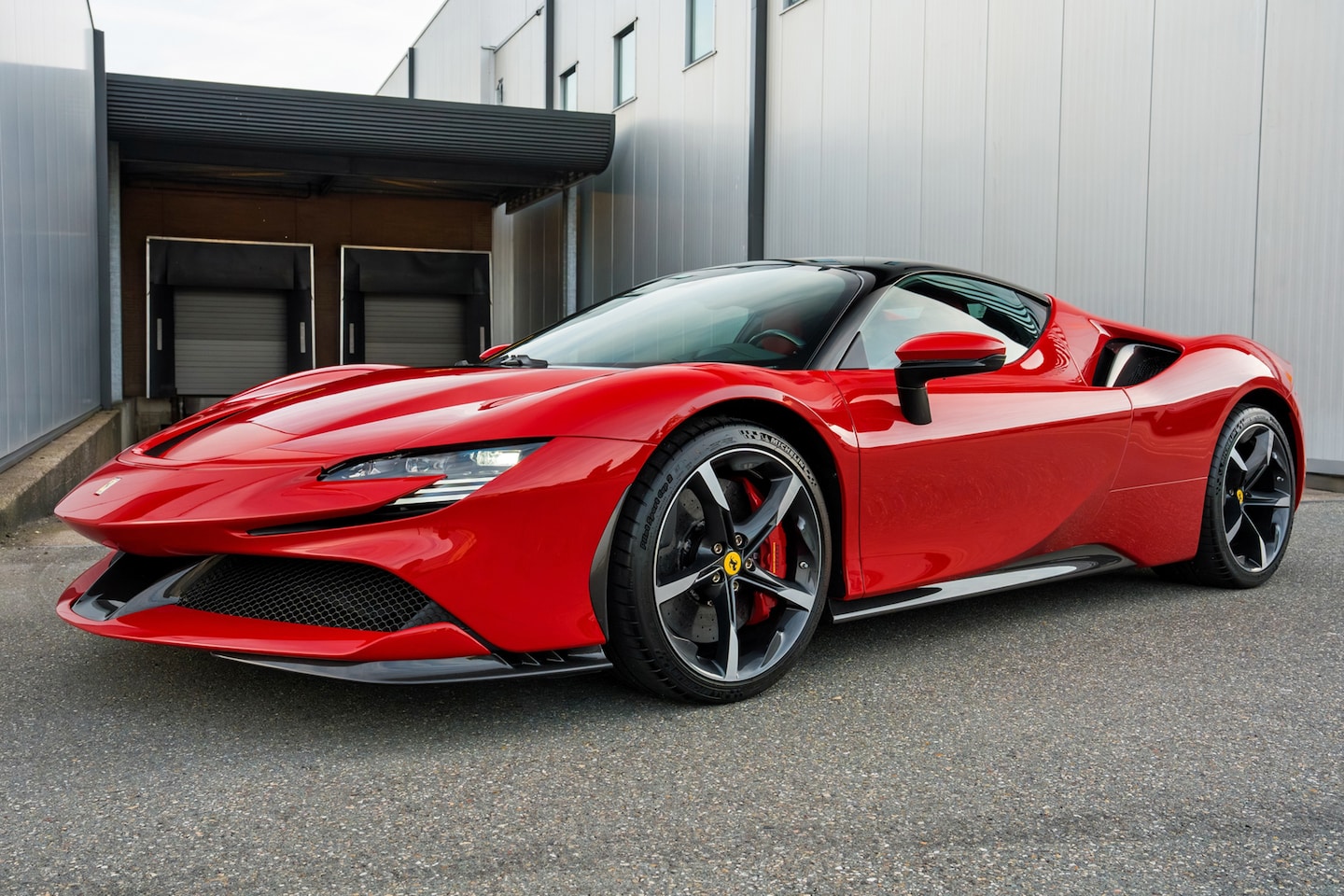 Ferrari SF90 Stradale - - Assetto Fiorano - Rosso Corsa - Full Carbon - AutoWereld.nl