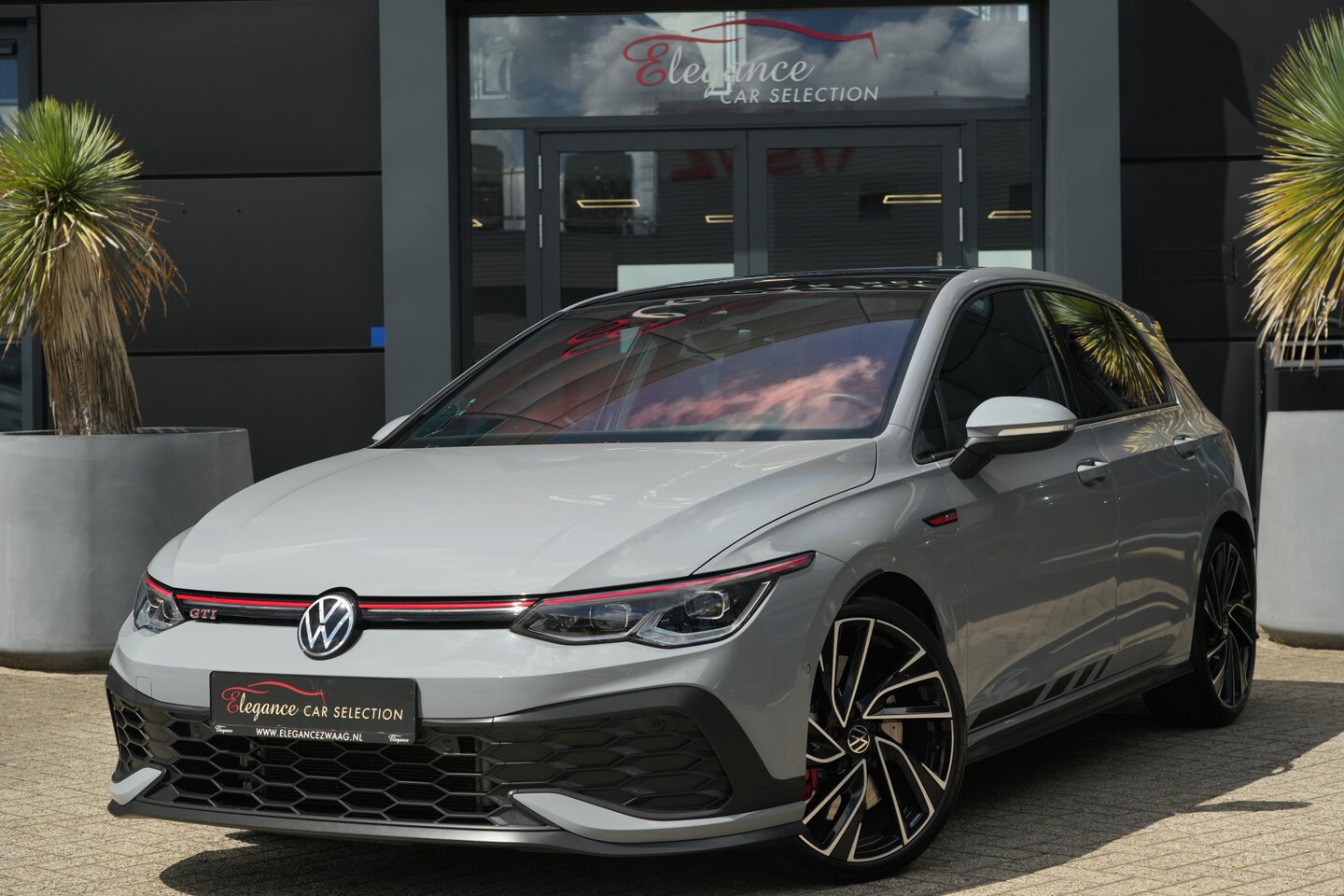 Volkswagen Golf - 2.0 TSI GTI Clubsport 300pk Panoramdak/HarmanKardon/Camera - AutoWereld.nl