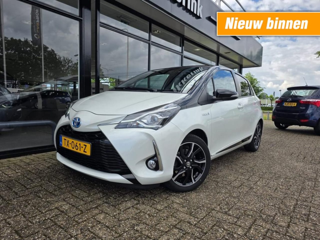 Toyota Yaris - 1.5 HYB BI-TONE PLUS TREKHAAK/NAVI/PANO - AutoWereld.nl