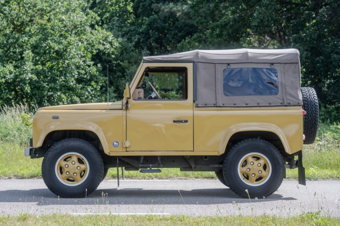 Land Rover Defender - Beach cruiser, 6 zitters, ultime zomer gevoel! - AutoWereld.nl