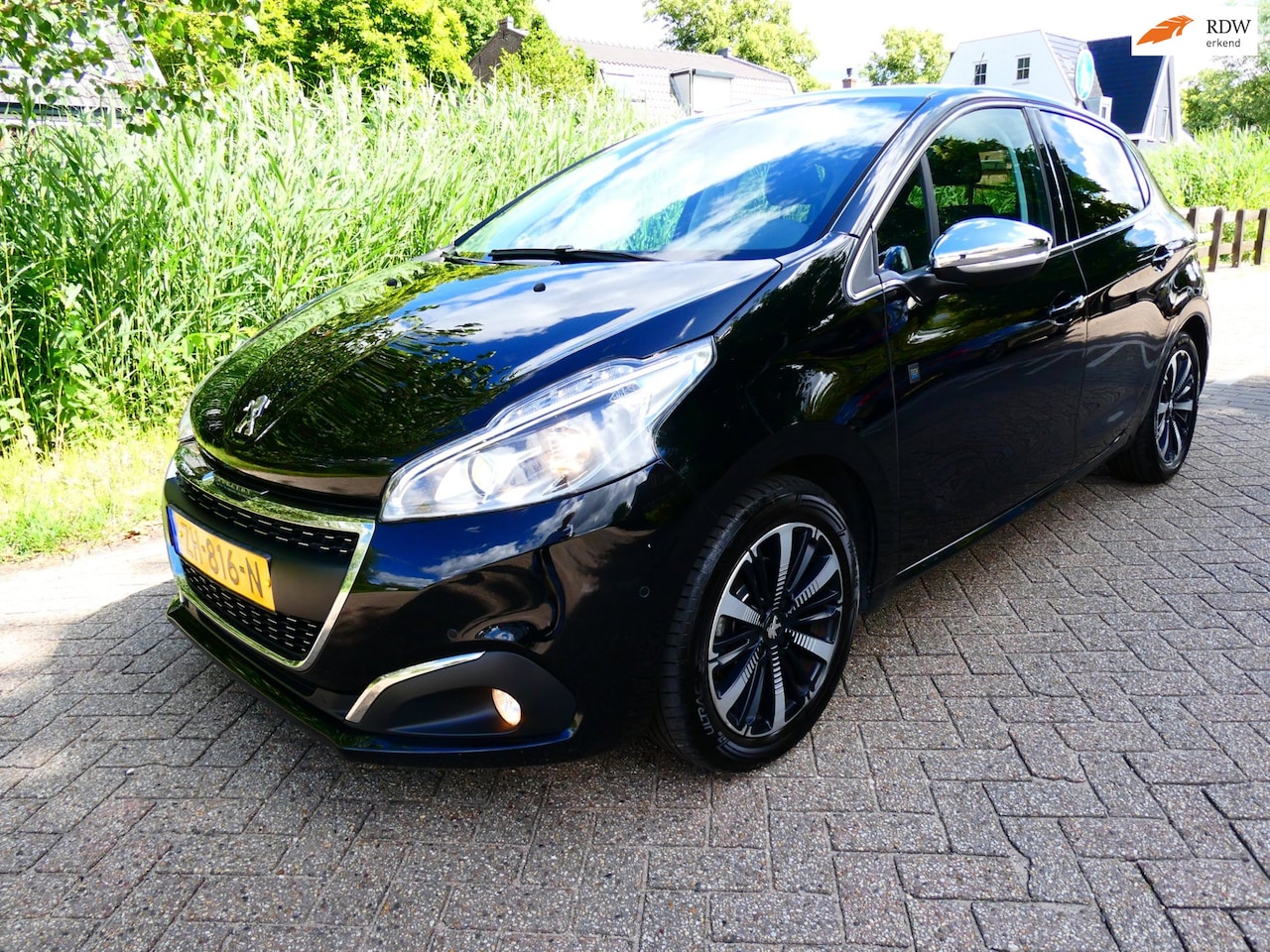 Peugeot 208 - 1.2i 110pk 2e eig. Automaat Clima Navi Panorama - AutoWereld.nl