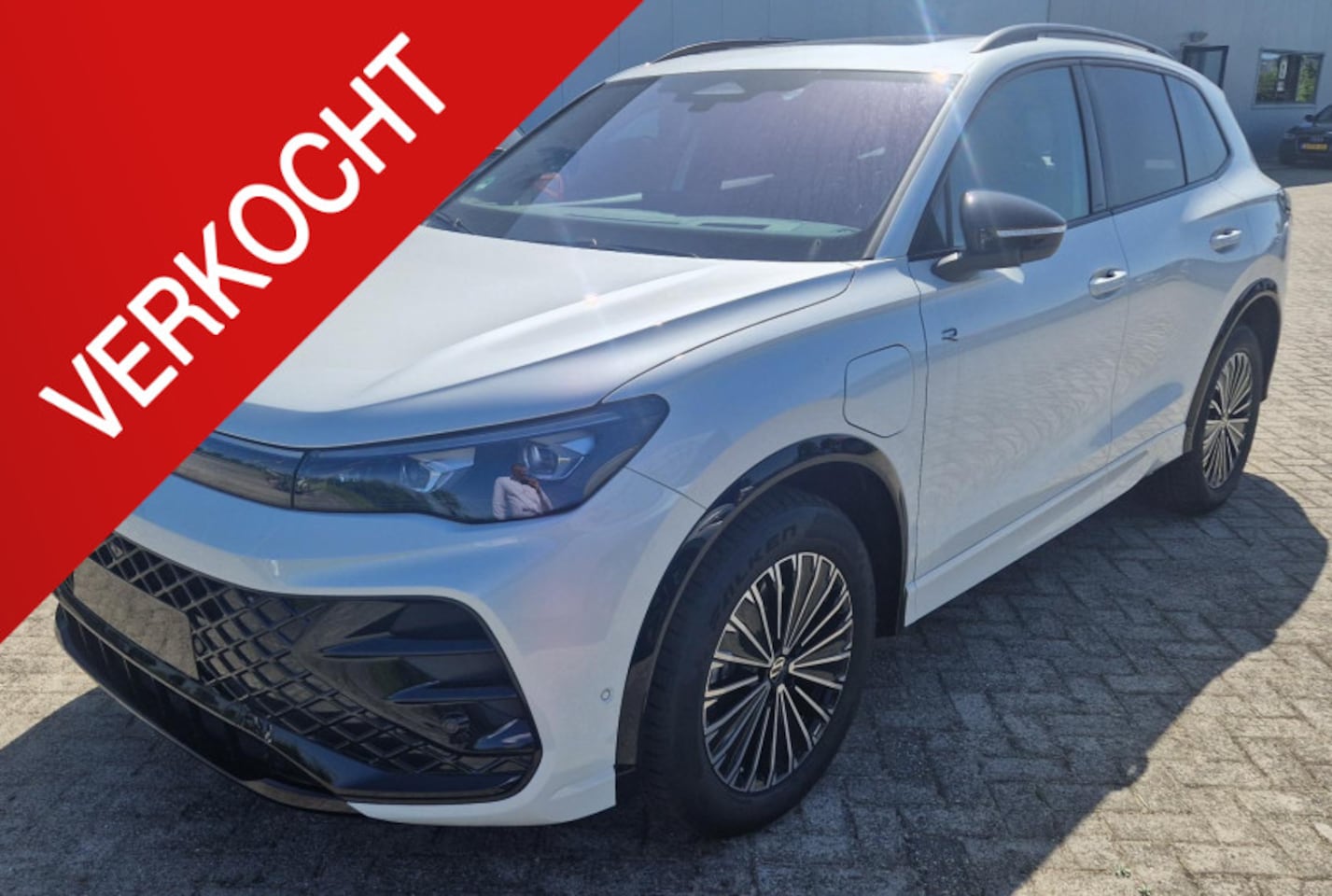 Volkswagen Tiguan - 1.5 eHybrid R-Line Edition FULL OPTION, Wegklapbare trekhaak, Leder, pano, harman & kardon - AutoWereld.nl