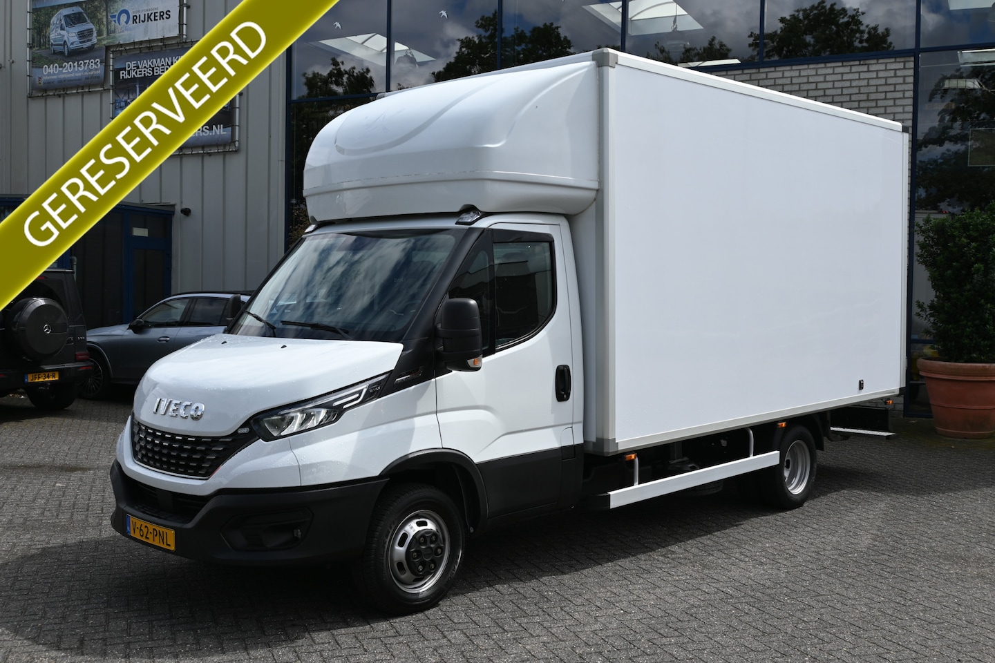 Iveco Daily - 35C18 3.0 180 pk Hi-Matic Bakwagen LED, Geveerde stoel, Camera, Spiegelbak - AutoWereld.nl