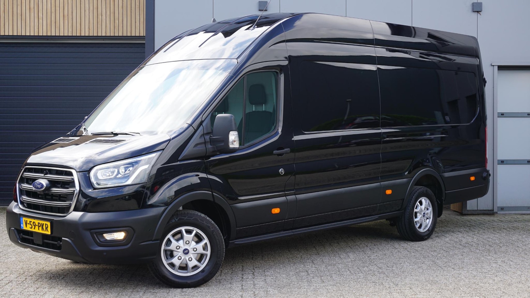 Ford Transit - 2.0 TDCI 170pk L4H3 Limited Automaat 3-Zits Xenon A-Camera Trekhaak 16inch LM 9509km! *Uni - AutoWereld.nl