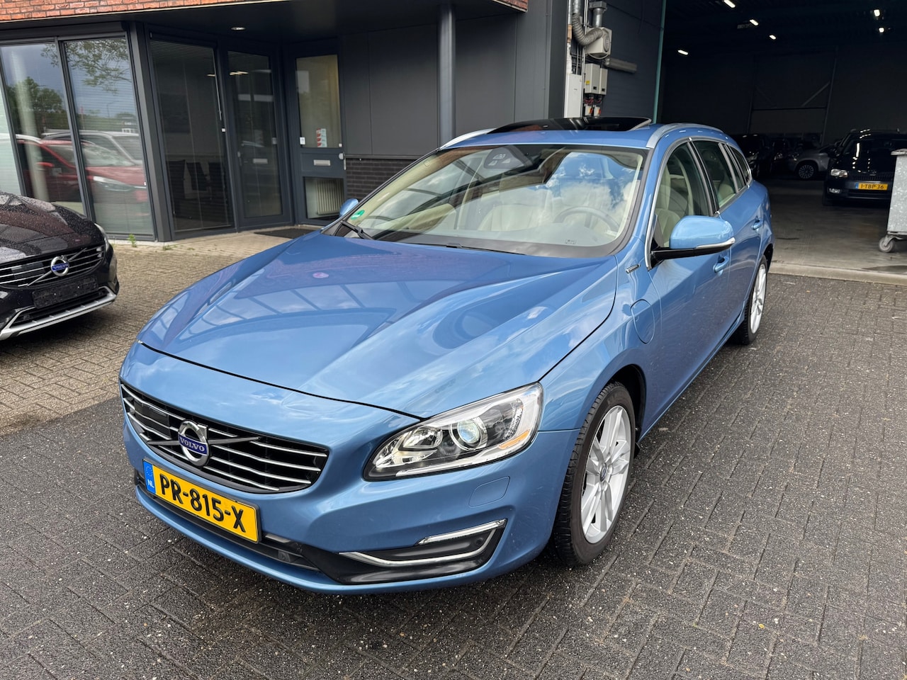 Volvo V60 - 2.4 D6 AWD Plug-In Hybrid XENON S DAK BLIS ACC VOL - AutoWereld.nl