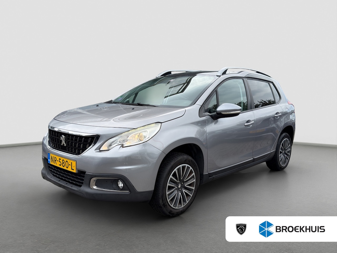 Peugeot 2008 - 1.2 PureTech Blue Lion Panoramadak | Trekhaak | Full map navigatie | Parkeersensoren | Car - AutoWereld.nl