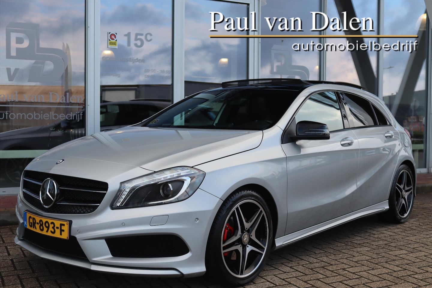 Mercedes-Benz A-klasse - A180 AUTOMAAT AMG LINE Night Pakket | NL Auto | Panodak | Xenon | Navi | Stoelverw. | 18 I - AutoWereld.nl