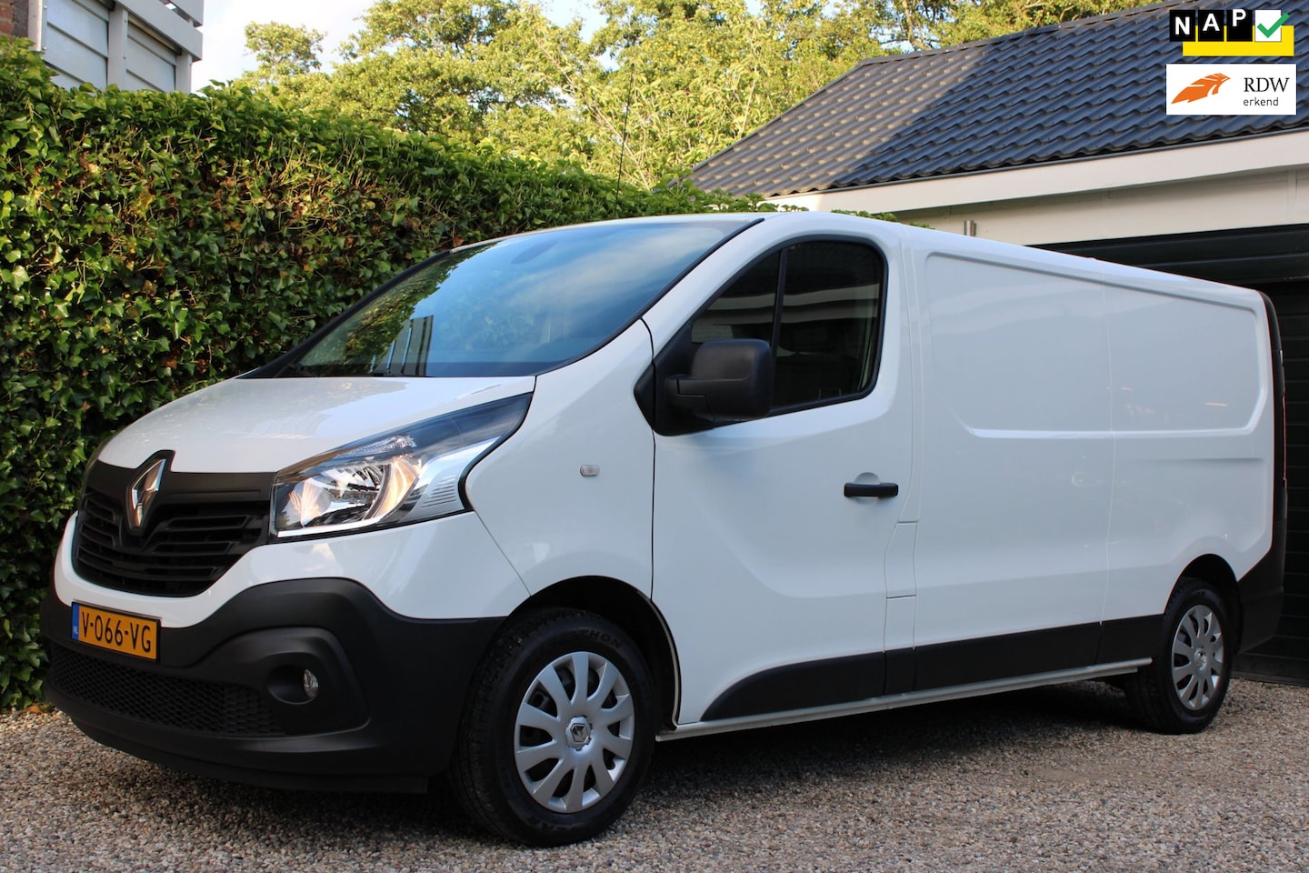 Renault Trafic - 1.6 dCi T29 L2H1 Luxe | N.A.P. | Cruise control | Navi | Trekhaak - AutoWereld.nl