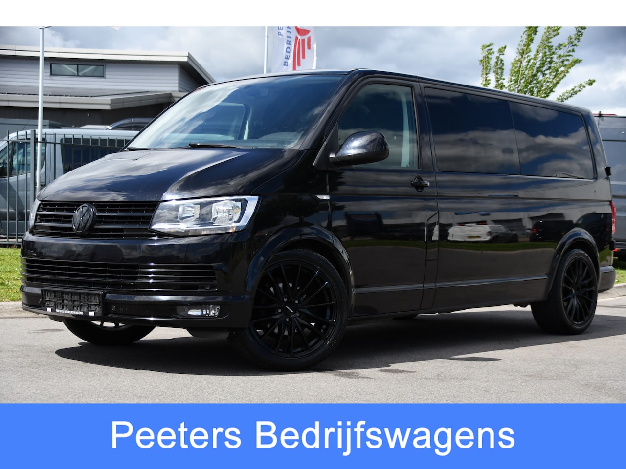 Volkswagen Transporter - 2.0 TDI L2H1 Highline Black Edition Cruise, Sensoren, Airco, 140pk, Automaat, Trekhaak, Vo - AutoWereld.nl