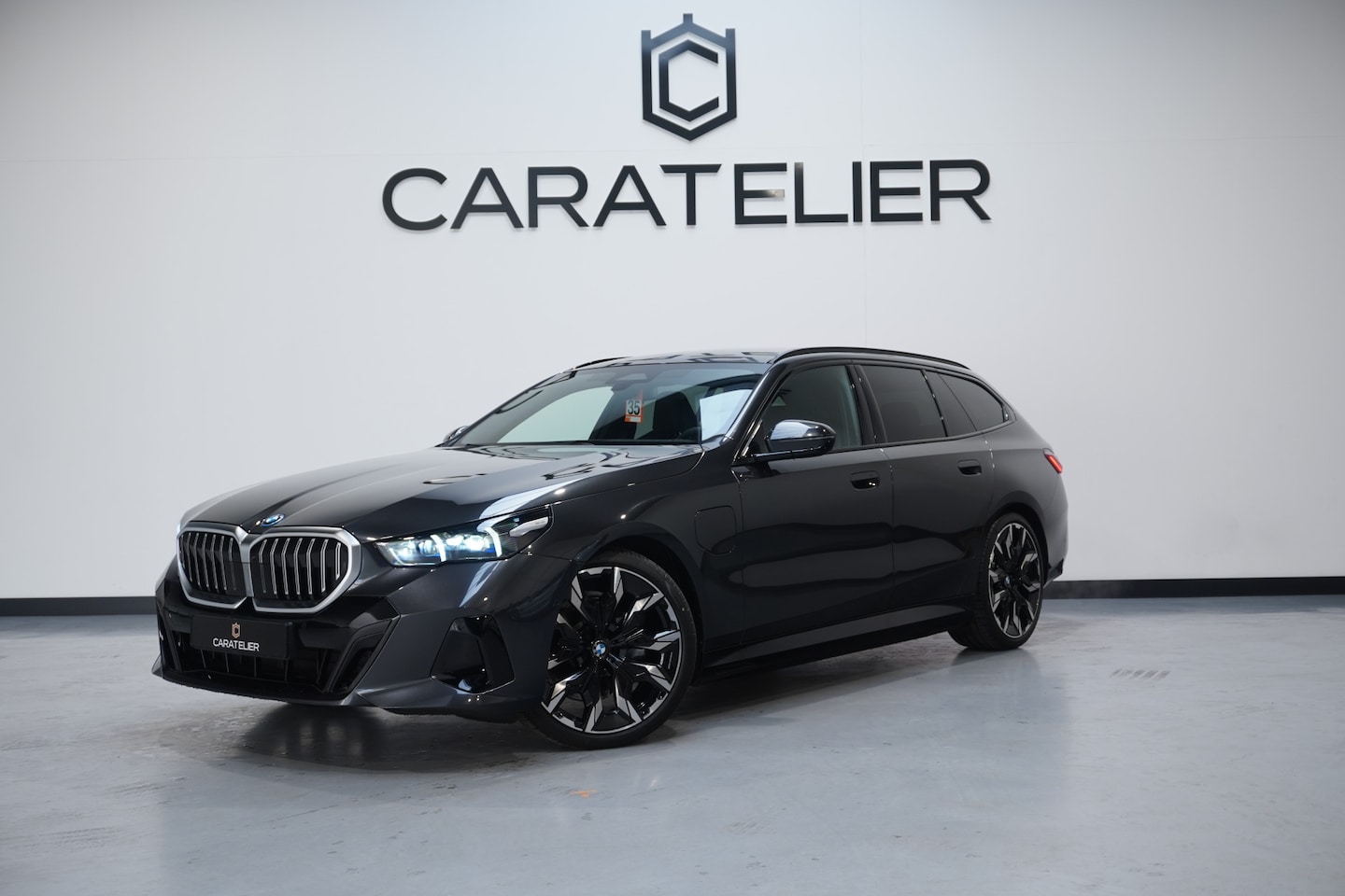 BMW 5-serie Touring - 530e / M Sport / M Multifunctionele Stoelen / Harman Kardon / 21 Inch - AutoWereld.nl