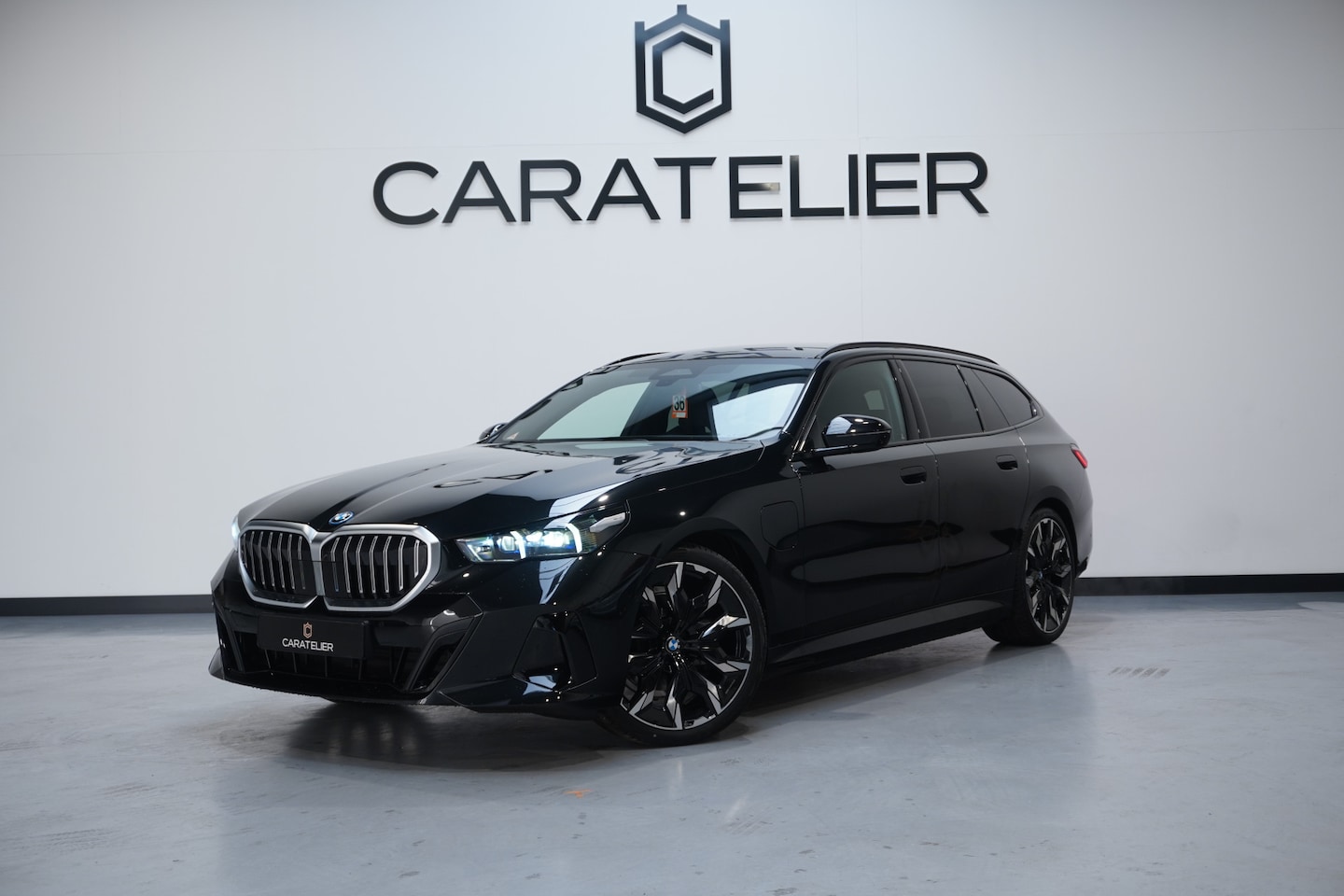 BMW 5-serie Touring - 530e / M-Sport / M Multifunctionele Stoelen / Harman Kardon / 21 Inch - AutoWereld.nl
